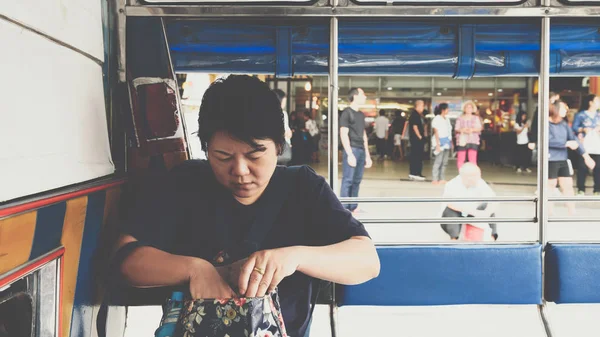 Asiatische Frauen in einem Kleinbus für eine Passagierfahrt — Stockfoto