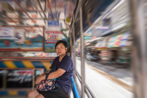 亚洲妇女乘坐一辆小型客车进行客运旅行 — 图库照片