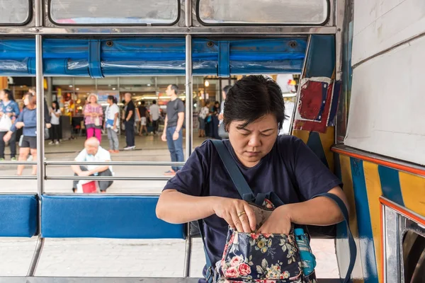 Asia mujeres en un coche minibús para un viaje de pasajeros —  Fotos de Stock