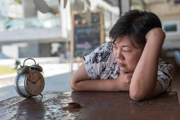 Les femmes asiatiques dorment dans un café avec horloge — Photo