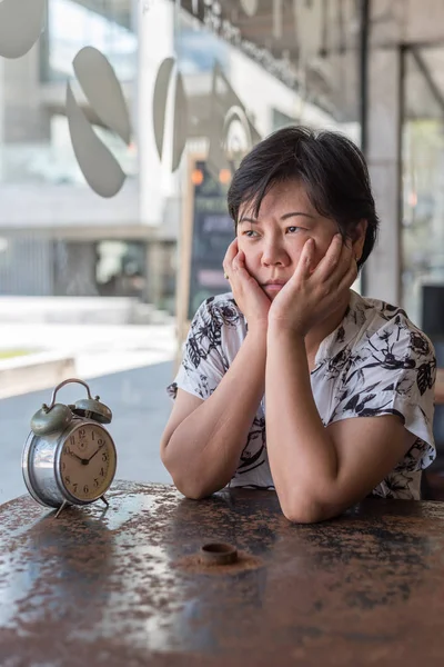 Mujeres asiáticas esperando en cafetería cafetería con reloj — Foto de Stock