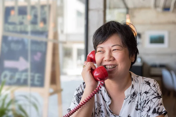 Asiático mujeres feliz hablar llamada telefónica en la cafetería — Foto de Stock