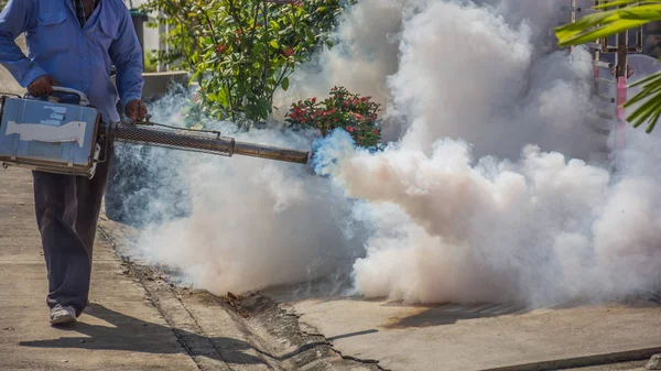 Vernebelung ddt Spray Moskitotötung für Virenschutz — Stockfoto