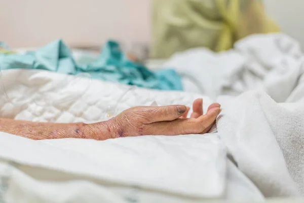 Patient mit Inkontinenzkissen im Krankenhaus — Stockfoto