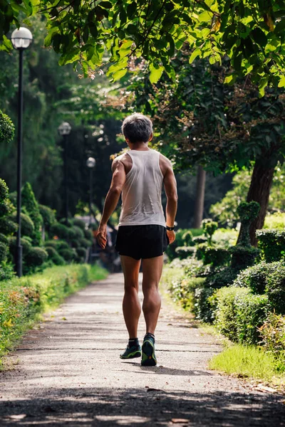 Egzersiz için açık bir parkta koşu adamın yarışı — Stok fotoğraf