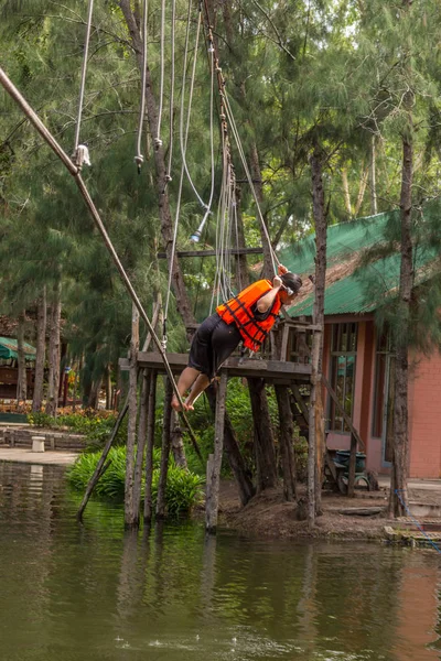 Asia personer på adventure baser sky walker — Stockfoto