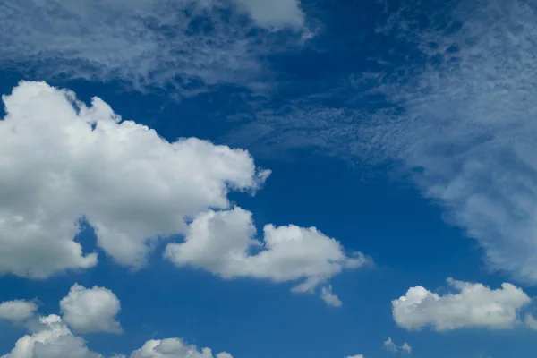 Blå himlen moln — Stockfoto