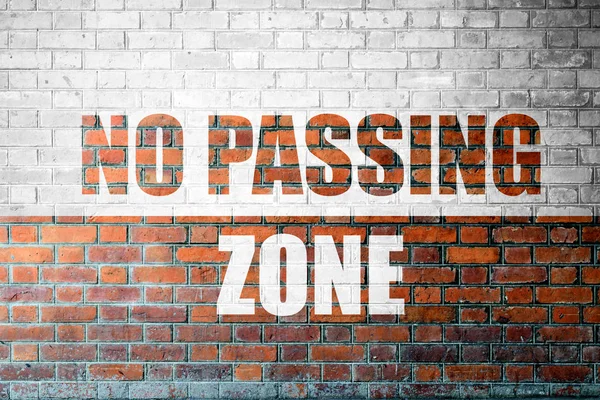 Textura de parede de tijolo vermelho com uma palavra No Passing Zone — Fotografia de Stock