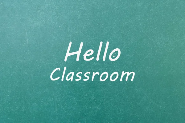 Textura de pared de pizarra verde con una palabra Hello Classroom —  Fotos de Stock