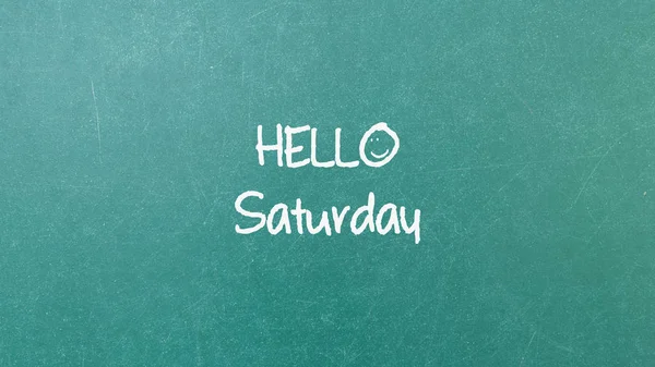Textura de pared de pizarra verde con una palabra Hello Saturday —  Fotos de Stock