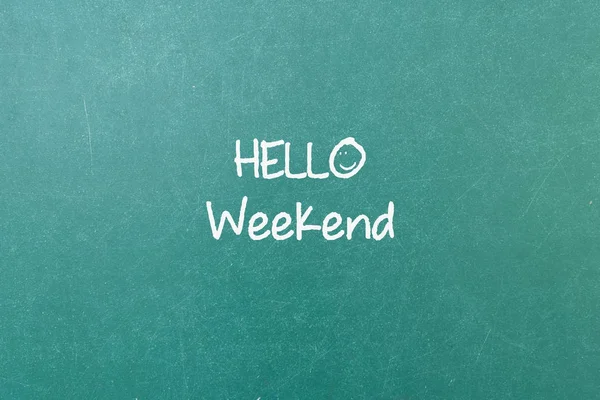 Textura de parede de quadro-negro verde com uma palavra Hello Weekend — Fotografia de Stock