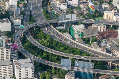 Cityscape ekspres yol ve trafik Bangkok ile