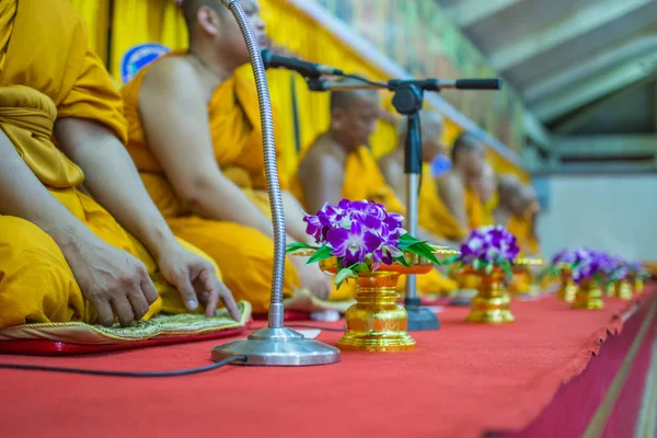 Thailändischer Mönch betet für religiöse Zeremonie in buddhistischer Sprache — Stockfoto