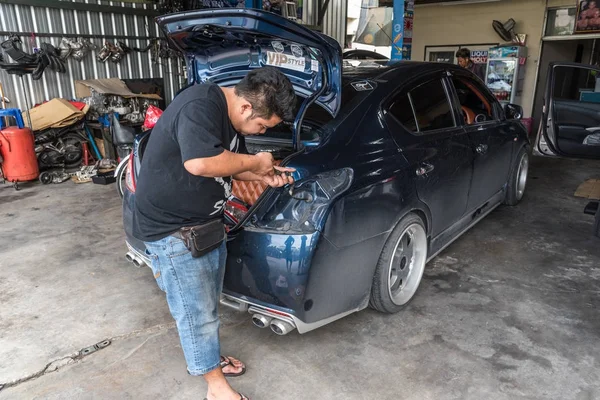 Перевірка важеля автомобіля на ремонт в гаражі — стокове фото