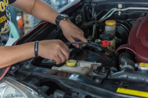 Vérification d'une batterie de voiture pour réparation au garage de la voiture — Photo