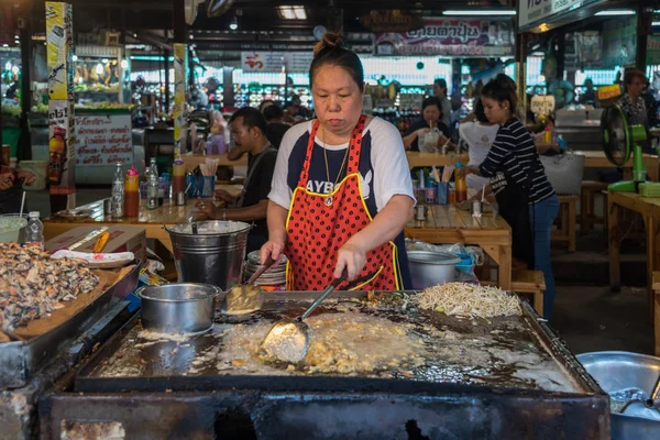 Panquecas de mexilhão frito (Hoi Tod) em comida de rua tailandesa — Fotografia de Stock