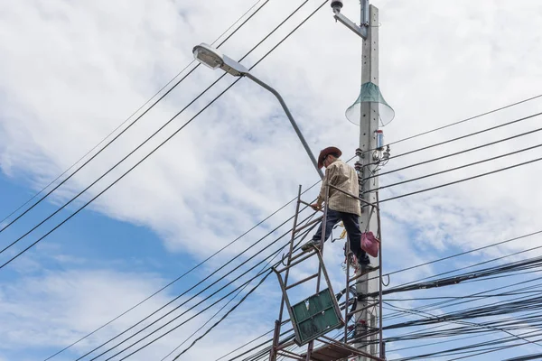 Trabalhando para instalar a linha elétrica — Fotografia de Stock