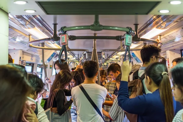 BTS skytrain tåg körs i Bangkok — Stockfoto