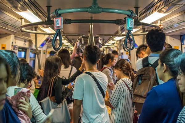 BTS skytrain tåg körs i Bangkok — Stockfoto