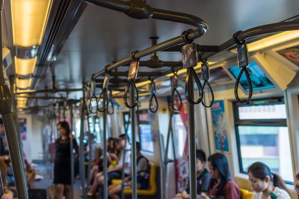 BTS skytrain tåg körs i Bangkok — Stockfoto