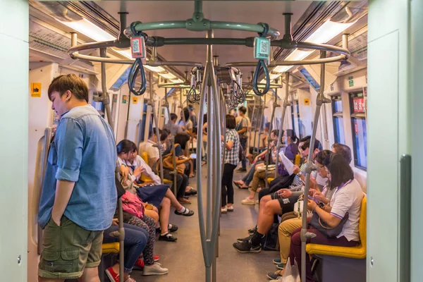 BTS skytrain tåg körs i Bangkok — Stockfoto