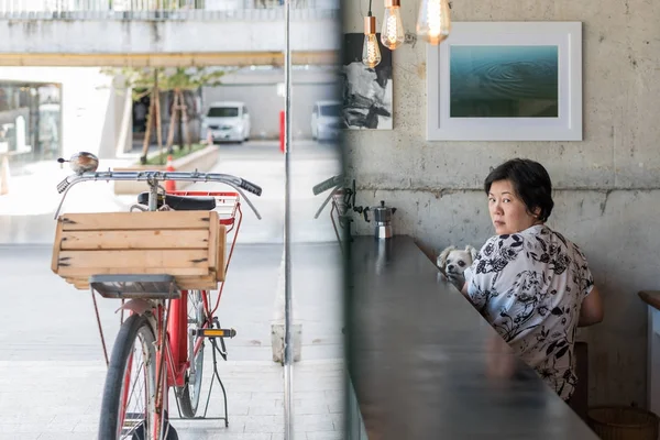 亚洲妇女和狗在咖啡店与自行车 — 图库照片