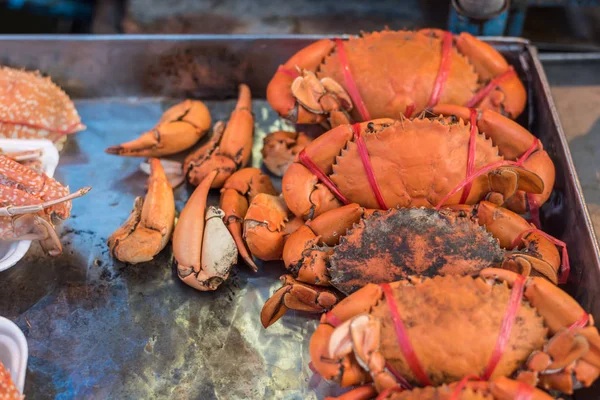 Caranguejo cozido ou cozido no vapor no mercado tailandês de frutos do mar — Fotografia de Stock