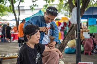 Tay masajı tedavi için ahşap çekiç tarafından ağrıları ağrıları
