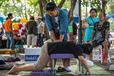 Tay masajı tedavi için ahşap çekiç tarafından ağrıları ağrıları