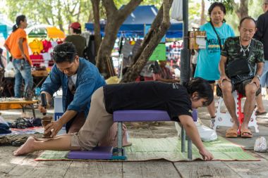 Tay masajı tedavi için ahşap çekiç tarafından ağrıları ağrıları
