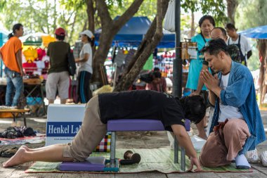 Tay masajı tedavi için ahşap çekiç tarafından ağrıları ağrıları