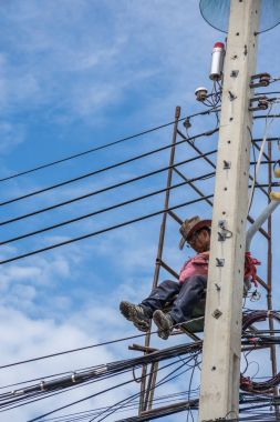 Elektrik hattı yüklemeye çalışma