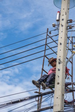 Elektrik hattı yüklemeye çalışma