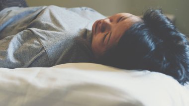 Asyalı kadın bir şekerleme veya yatak yatak odasında uyku