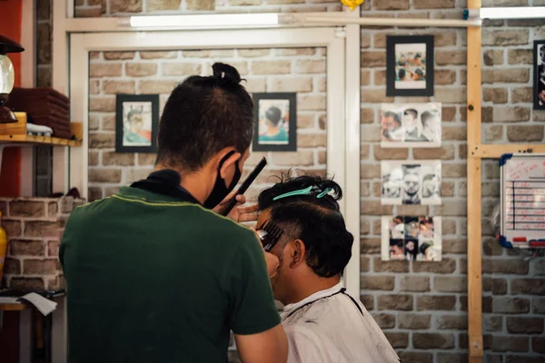 Saç kesimi bir müşteri berber, Kuaför — Stok fotoğraf