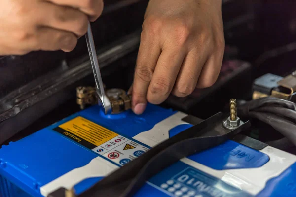 Überprüfung einer Autobatterie zur Reparatur in der Autowerkstatt — Stockfoto