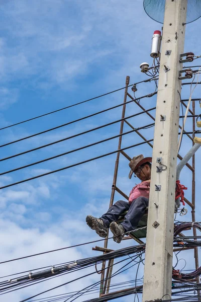 Trabajando para instalar línea eléctrica — Foto de Stock