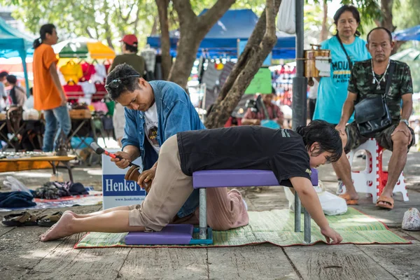 Thajské masáže dřevěné kladivo pro léčbu bolesti bolesti — Stock fotografie