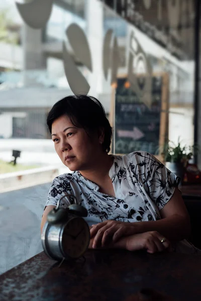 Mujer asiática esperando en cafetería cafetería con reloj — Foto de Stock