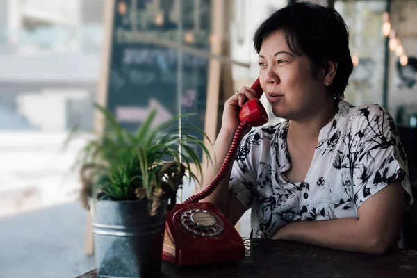 Asiatische Frauen glücklich reden Telefonat in Café — Stockfoto