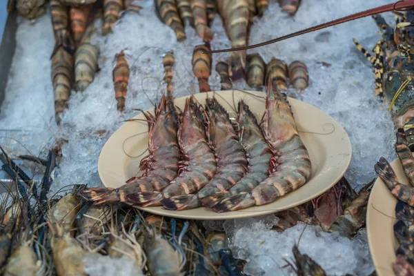 Camarones crudos frescos en el mercado de mariscos tailandés —  Fotos de Stock