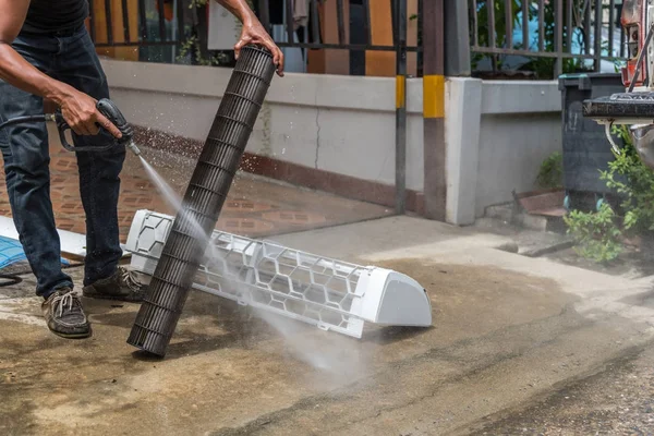 Klima su için temiz bir toz temizlik