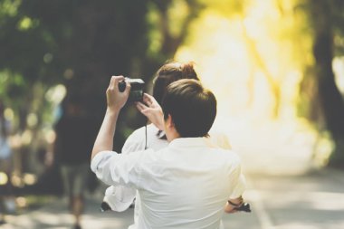 Çift bisiklet kullanma fotoğraf makinesi parkta Bisiklete binme