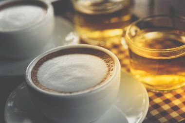 Kahve Kupası kahve dükkanında çay tablo