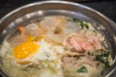 Yemek yapmak sukiyaki veya shabu sıcak tencerede yemek