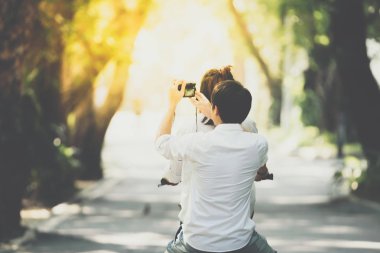 Çift bisiklet kullanma fotoğraf makinesi parkta Bisiklete binme
