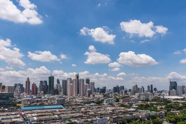 Panoráma města s budovou ve městě Bangkok — Stock fotografie