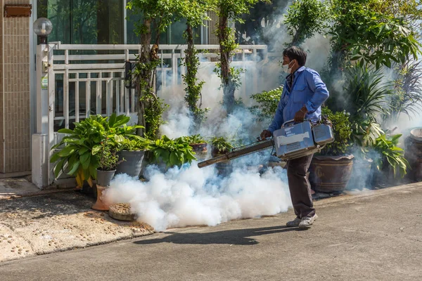 Muerte de mosquitos Ddt rociado de nebulización para proteger de virus — Foto de Stock