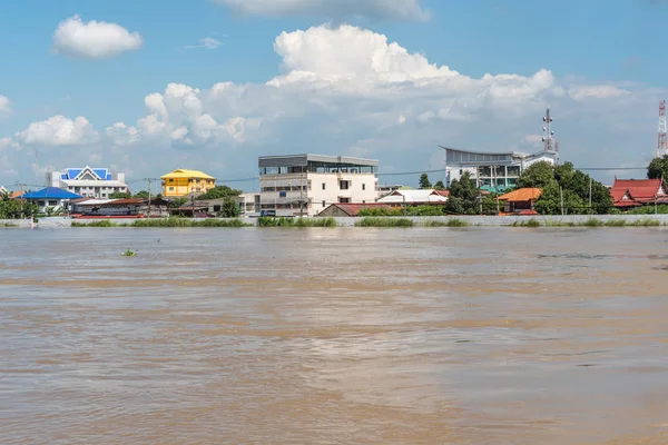 Barrages de sacs de sable empêchent les inondations de la rivière — Photo