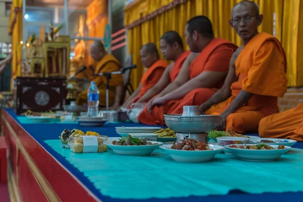 Thaise monnik bidden voor religieuze ceremonie in boeddhistische — Stockfoto